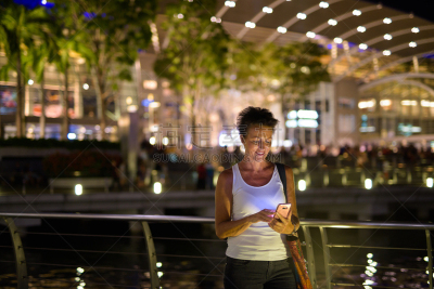 新加坡市,滨海湾 ,手机,中老年女人,发短信,室内过夜,注视镜头,留白,夜晚,旅行者