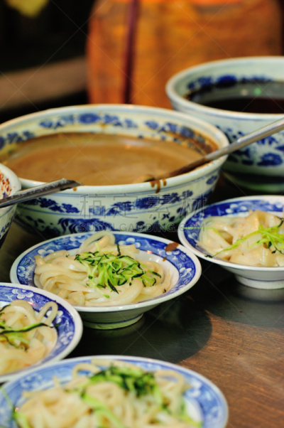 捞面,碎纸,垂直画幅,褐色,椒类食物,生食,开胃酱,清新,份量,蔬菜