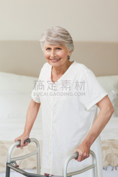 老年女人,画框,垂直画幅,身体受伤,65到69岁,流动的行人,白人,仅成年人,能力缺陷者,医药职业