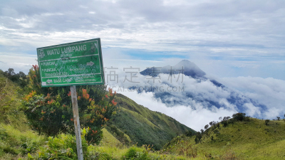 山,墨拉皮火山,天空,水平画幅,云,地形,无人,户外,徒步旅行,印度尼西亚