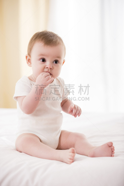 婴儿,垂直画幅,白人,看,人的脸部,纯洁,餐巾,卧室,童年,男孩
