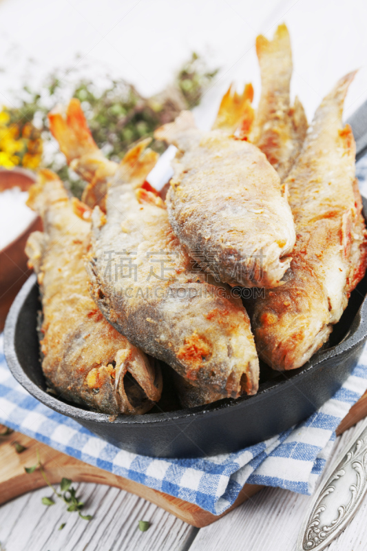 煎锅,鱼肉,垂直画幅,格子烤肉,椒类食物,罗奇鱼,常见的蟑螂,膳食,户外,铁