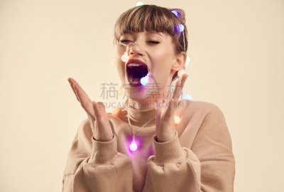 女人,金色头发,圣诞小彩灯,表现积极,自然美,人的头部,可爱的,毛衣,背景分离,肖像