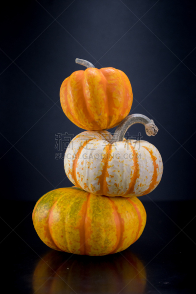 acorn squash,南瓜,塔,两个物体,小的,垂直画幅,无人,光,农作物,白色