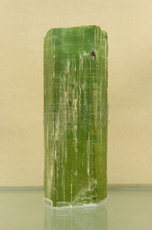 绿柱石,巨大的,水晶,巴西,自然,垂直画幅,矿物质,宝石,绿色,岩石