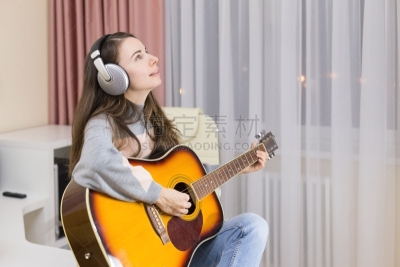 女人,住宅内部,进行中,耳机,吉他,可爱的,周末活动,清新,自由,摇滚乐