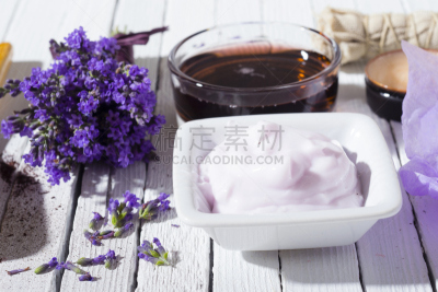 spa美容,熏衣草,留白,水平画幅,无人,乡村风格,化妆用品,明亮,润肤露,树荫