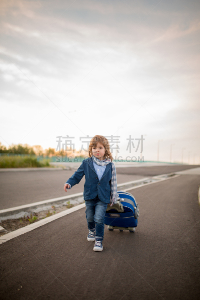 小的,手提箱,模仿成人,垂直画幅,天空,留白,学龄前,休闲活动,仅男孩,户外