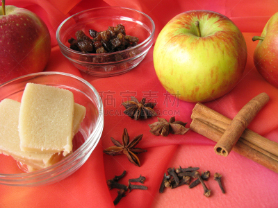 烤苹果,全部,饮食,水平画幅,填塞料,葡萄干,甜点心,星茴芹,充满的,烤的