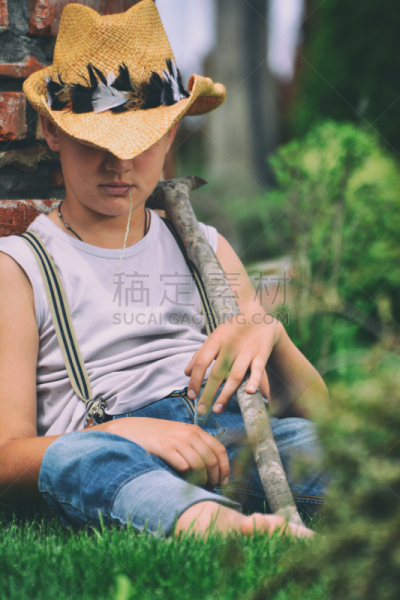 男孩,小的,乡村风格,垂直画幅,古老的,古典式,夏天,牛仔帽,户外,男性