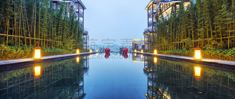 建筑,城市天际线,滨水,水平画幅,夜晚,无人,全景,游泳池,建筑外部,户外