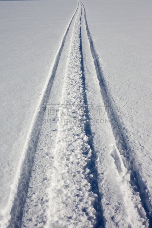 雪,干净,雪上汽车运动,清新,痕迹,垂直画幅,水的凝结形态,寒冷,非都市风光,无人