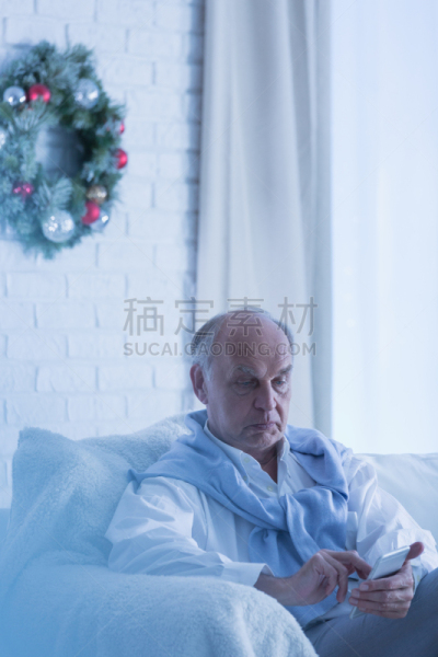 沙发,寂寞,老年男人,垂直画幅,多代家庭,电话机,时间,男商人,仅男人