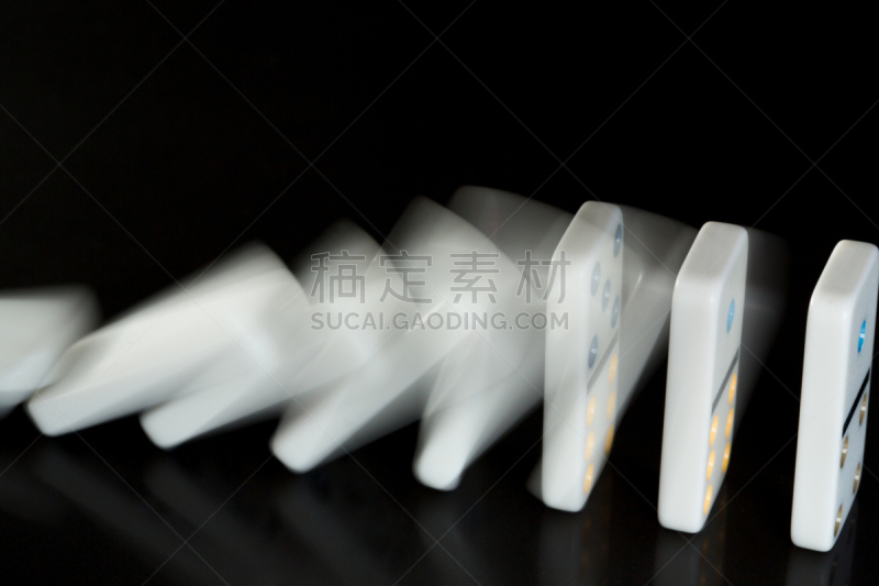 多米诺效应,成一排,水平画幅,阴影,黑色,整齐的,黑色背景,影棚拍摄,骨牌,侧面视角