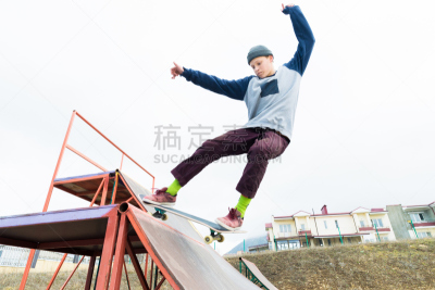 青少年,连帽运动外套,长袖衫,滑板,栏杆,牛仔裤,滑板公园,滑梯,车轮,休闲活动