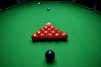 Aufgebauter Snookertisch vor dem Anstoß mit allen Farben (gelb, grün, braun, blau, pink, schwarz) auf ihren Spots und den roten Kugeln im Dreieck