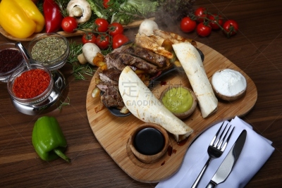 牛排,鸡肉卷,格子烤肉,水平画幅,无人,椒类食物,玉米粉圆饼,煎锅,乡村风格,西红柿