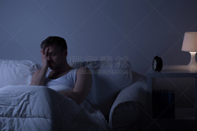 悲痛,沮丧,悲哀,男人,重的,水平画幅,夜晚,灯,钟,男性
