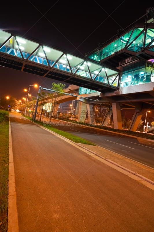 市区路,高架桥,桥,平视角,室内地面,垂直画幅,夜晚,无人,交通,户外