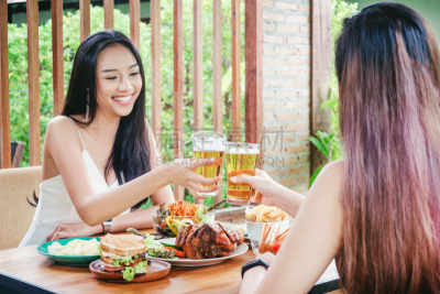 啤酒,女人,幸福,住宅内部,玻璃杯,青年人,喝,聚会,享乐
