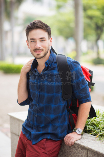 花坛,男性美,表现积极,斜靠,垂直画幅,正面视角,旅行者,男性,仅男人,仅成年人