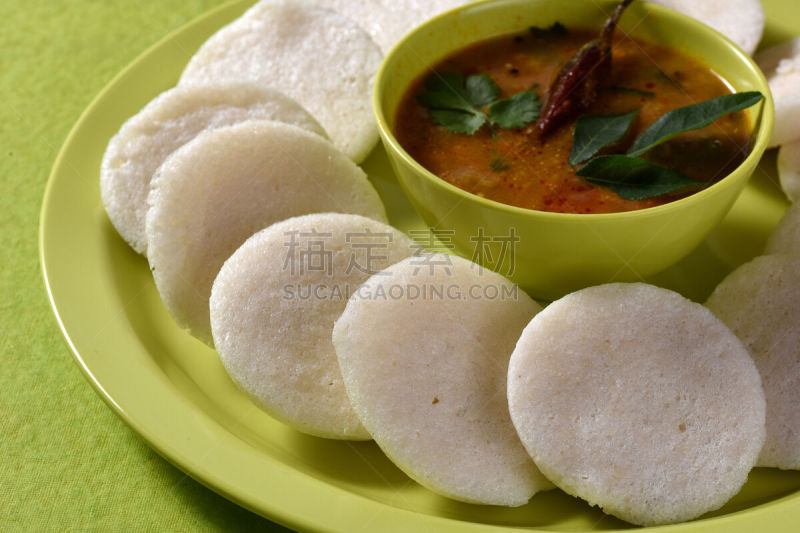 黑绿豆米饼,盘子,水鹿,碗,绿色背景,印度糕,泰米尔纳德邦,胡荽籽,酸辣酱,卡纳塔克邦