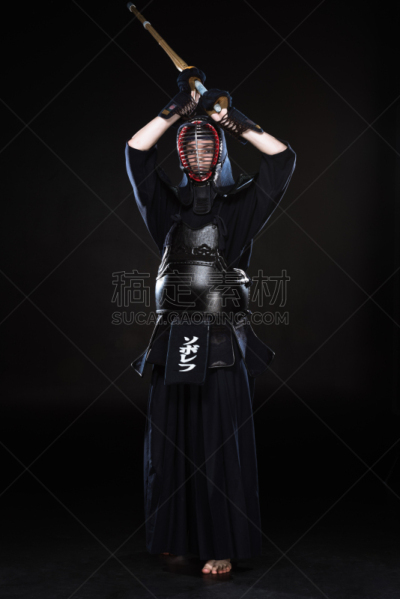 格斗运动,剑道,黑色背景,全身像,盔甲服,透过窗户往外看,竹子,剑,成年的,仅成年人