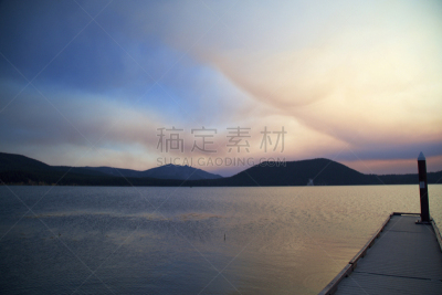 火山喷口,烟,在上面,火山渣锥,森林火灾,湖岸,美国西北太平洋地区,俄勒冈州,俄勒冈郡,美国
