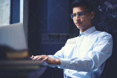 笔记本电脑,眼部用品,咖啡馆,无线技术,男性,网上交友,非滑雪场地的滑雪,美女,全球通讯,学习