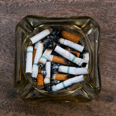 烟蒂,烟灰缸,平衡折角灯,废金属,肺气肿,肺癌,绿色,木制,玻璃,烟