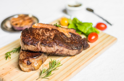 招牌牛排,肉,白色背景,蔬菜,西冷牛排,赫里福牛,奇米丘里辣酱,阿伯丁安格斯牛,神户,蒜头