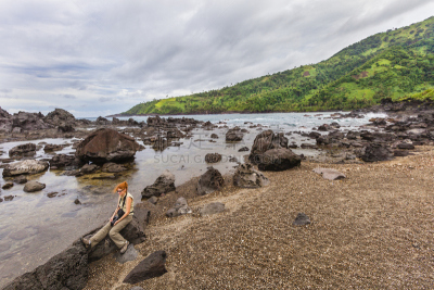 圣文森特岛,盐湖,圣文森特和格林纳丁斯,火山岩,海岬,岩石海岸线,云景,热带气候,一个人,水面