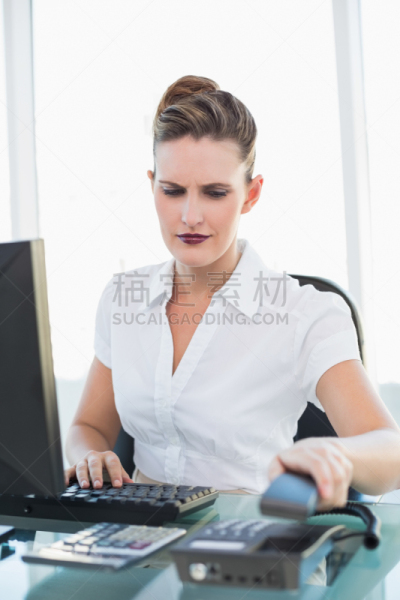 挂电话,女商人,垂直画幅,正面视角,船尾,唇膏,不看镜头,仅成年人,明亮,青年人