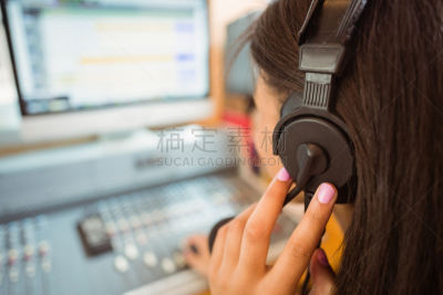 录音棚,工作室,大学生,脱口秀主持人,过肩视角,音频混合器,dj俱乐部,制片人,聚会的音乐主持人,青年人
