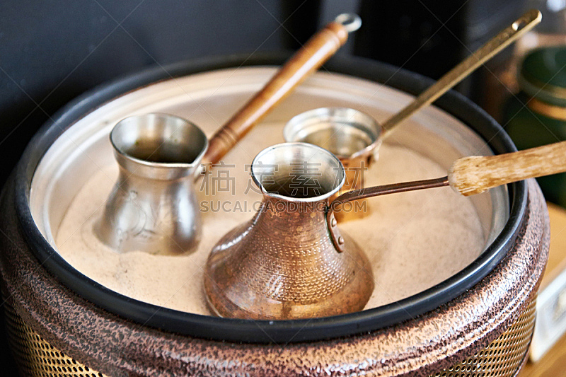 土耳其式咖啡壶,土耳其清咖啡,沙子,褐色,芳香的,水平画幅,热饮,古老的,饮料,金属