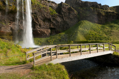 冰岛国,桥,seljalandsfoss waterfall,自然,天空,草地,旅游目的地,水平画幅,山,木制
