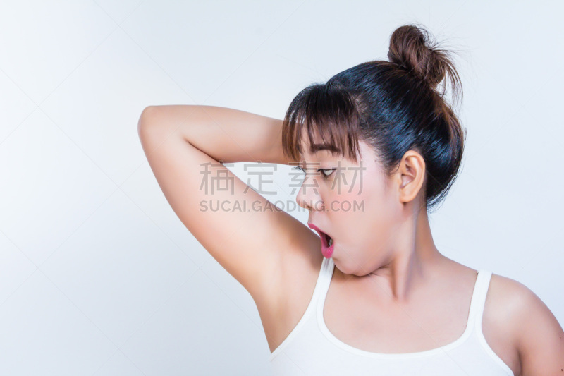 高举手臂,女人,拿着,腋毛,扣纽扣,手臂下的,腋窝,奶酪火锅,臭,平滑的