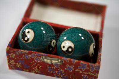 阴阳符,松弛练习,压力球,红色,球体,水平画幅,情绪压力,闪亮的,摄影,弯曲