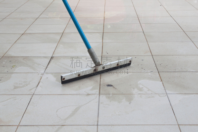 饮用水,倾盆大雨,室内地面,水,水平画幅,泥土,湿,家庭生活,扫帚,清洗