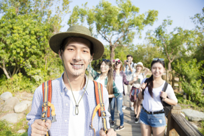 青年人,幸福,徒步旅行,森林,人群,公园,半身像,休闲活动,水平画幅,相伴
