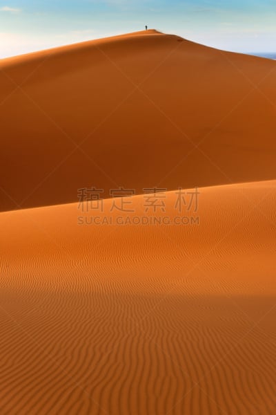 erg chebbi dunes,摩洛哥,沙丘,男人,非洲,撒哈拉沙漠,垂直画幅,天空,留白,褐色