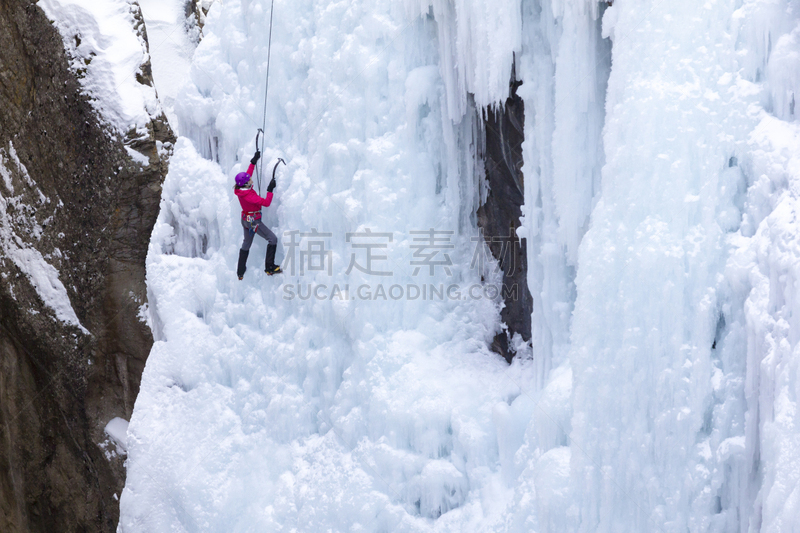 攀冰,女人,奥瑞县,冰爪,冰镐,极限运动,冰柱,留白,高视角,雪