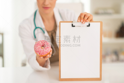 特写,女人,多纳圈,写字板,面无表情,动脉硬化症,高血压,营养学家,办公室