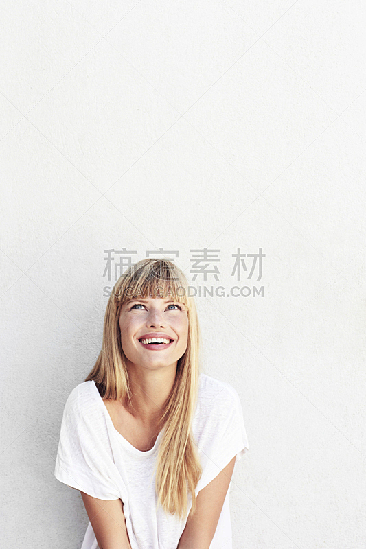 女人 垂直画幅 正面视角 美 留白 刘海 T恤 美人 户外图片素材下载 稿定素材