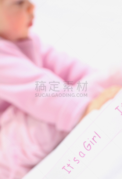 是个女孩,婴儿鞋,人,粉色,仅一个女孩,概念,垂直画幅,一个人,女婴,鞋子