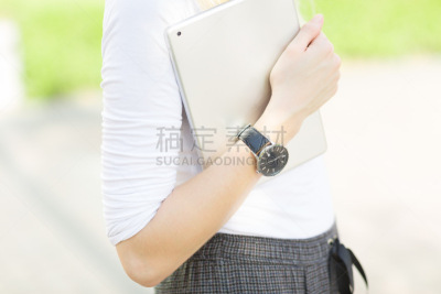 户外,女性,平板电脑,衣服,表,手臂,特写,新闻记者,技术,公园