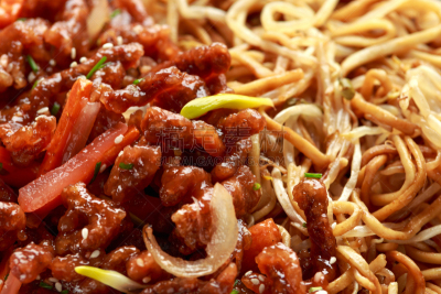 碎纸,盘子,牛肉,面条,黑色背景,豆芽,脆,红色,褐色,饮食