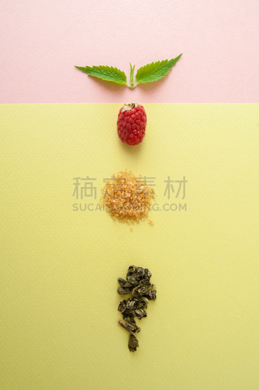 一把,糖,薄荷叶,覆盆子,黄色,彩色蜡笔,绿茶,绿色背景,垂直画幅,黄绿藻