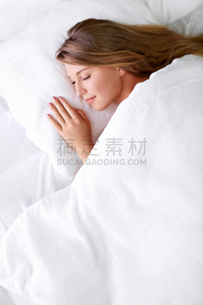 女人,垂直画幅,美,美人,早晨,白人,仅成年人,头发,青年人,白色