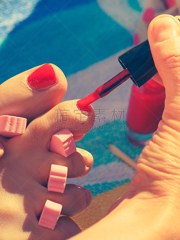 女人,红色指甲油,垂直画幅,美,指甲,户外,部分,波兰,成年的,涂脚趾甲油